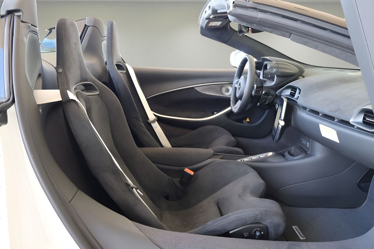 2026 McLaren Artura Base