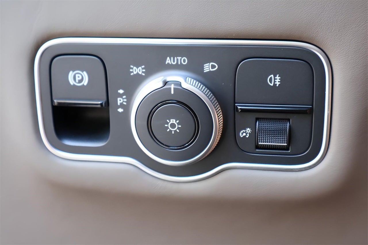 2025 Aston Martin DB12 Base