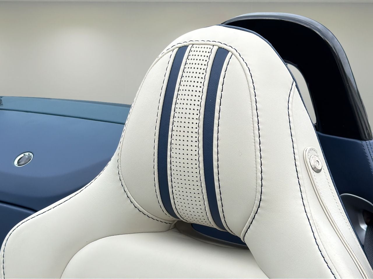 2023 Aston Martin Vantage Base