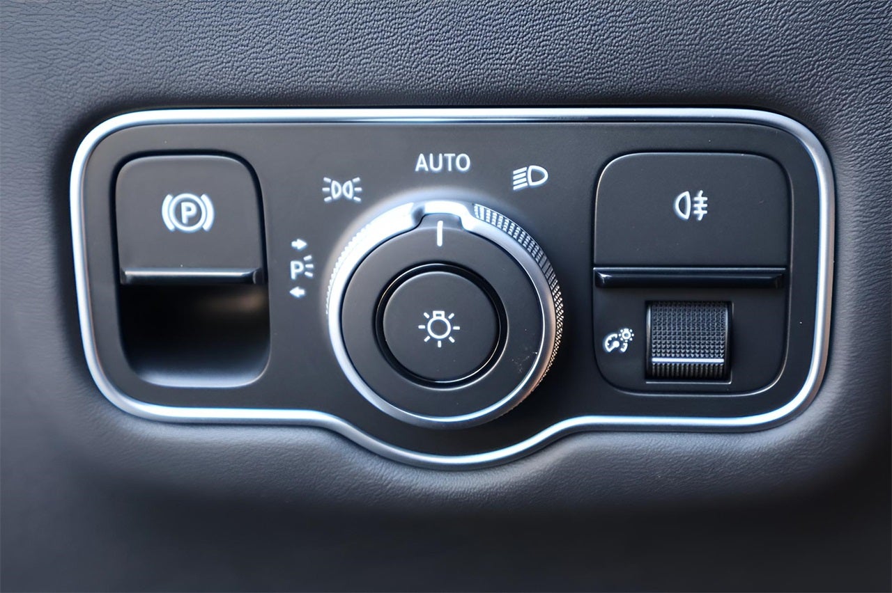 2025 Aston Martin Vantage Base