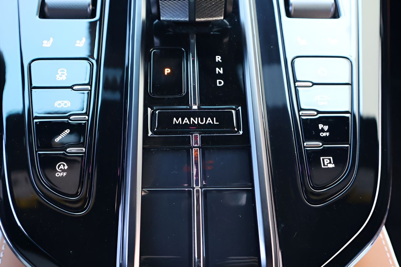 2025 Aston Martin Vantage Base