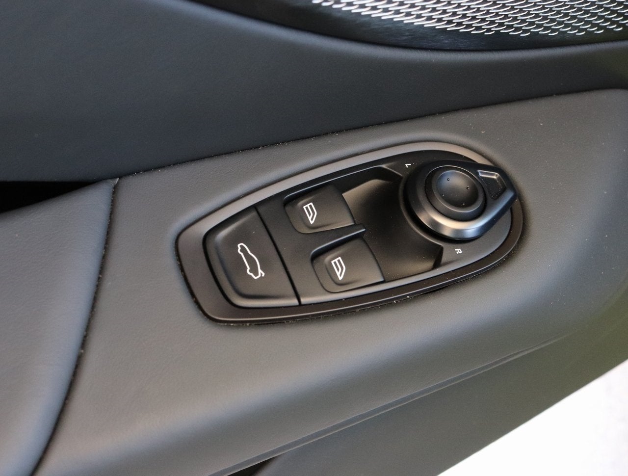 2025 Aston Martin Vantage Base