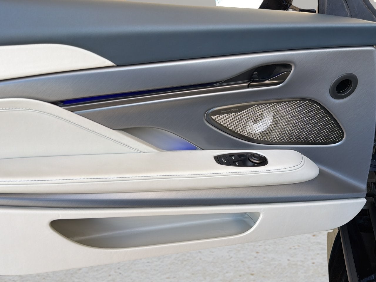 2027 Aston Martin Vanquish Base