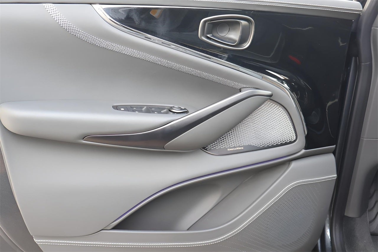 2025 Aston Martin DBX 707