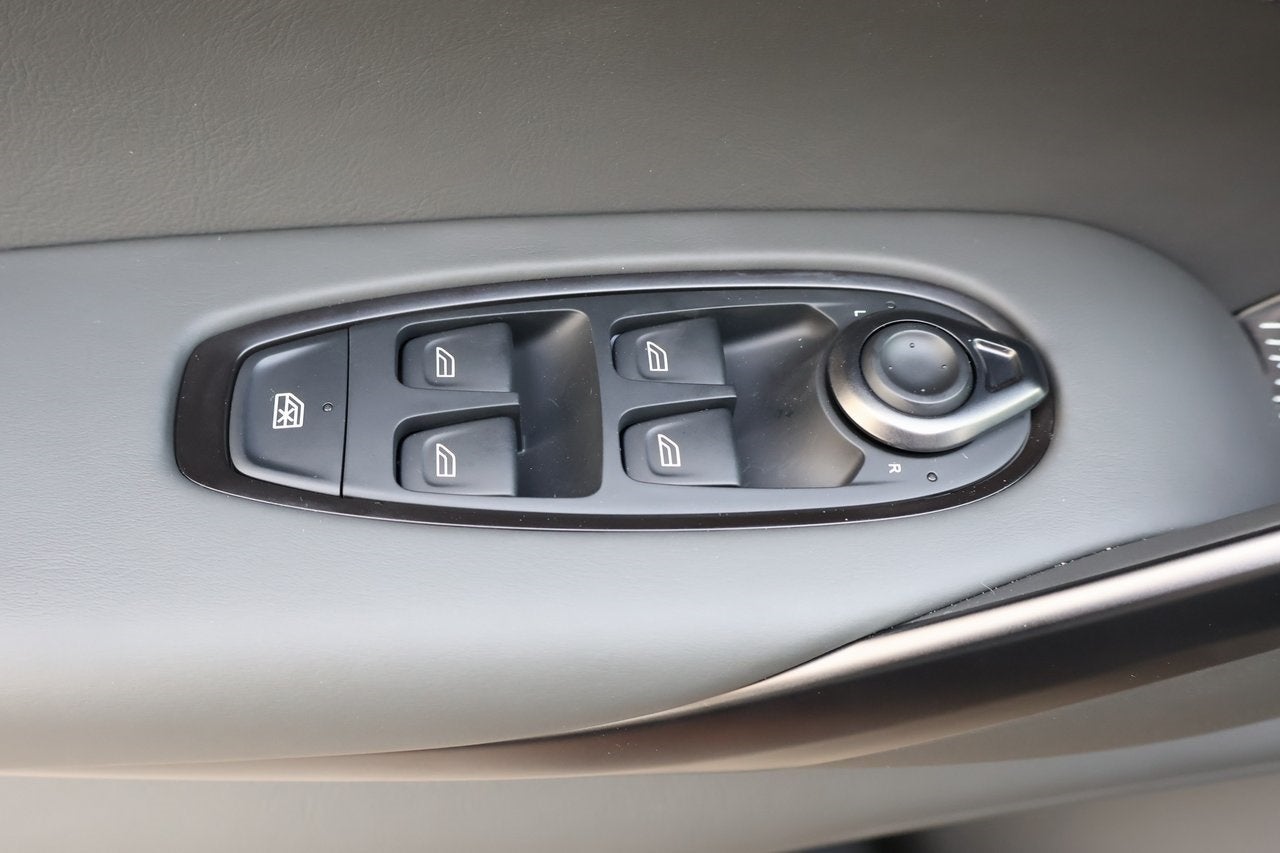 2025 Aston Martin DBX 707