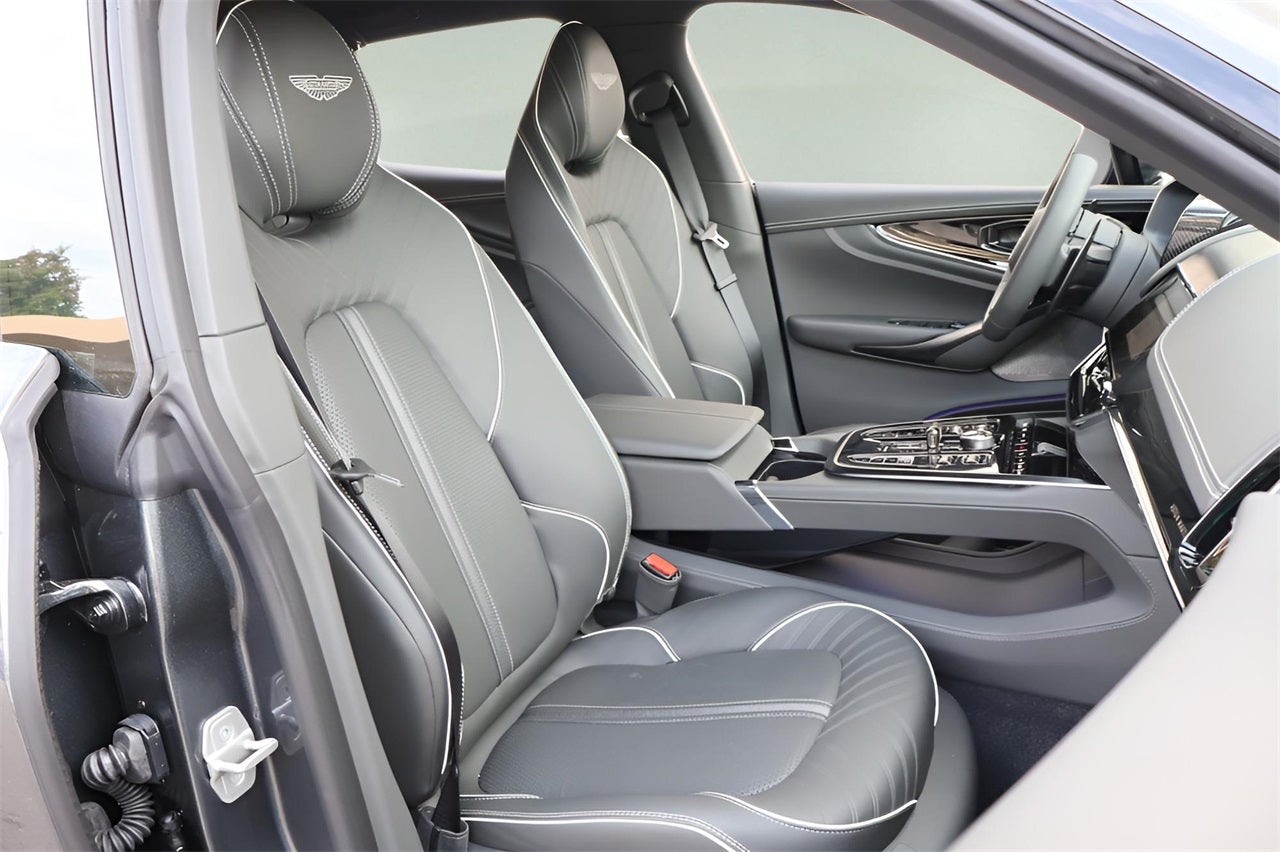 2025 Aston Martin DBX 707