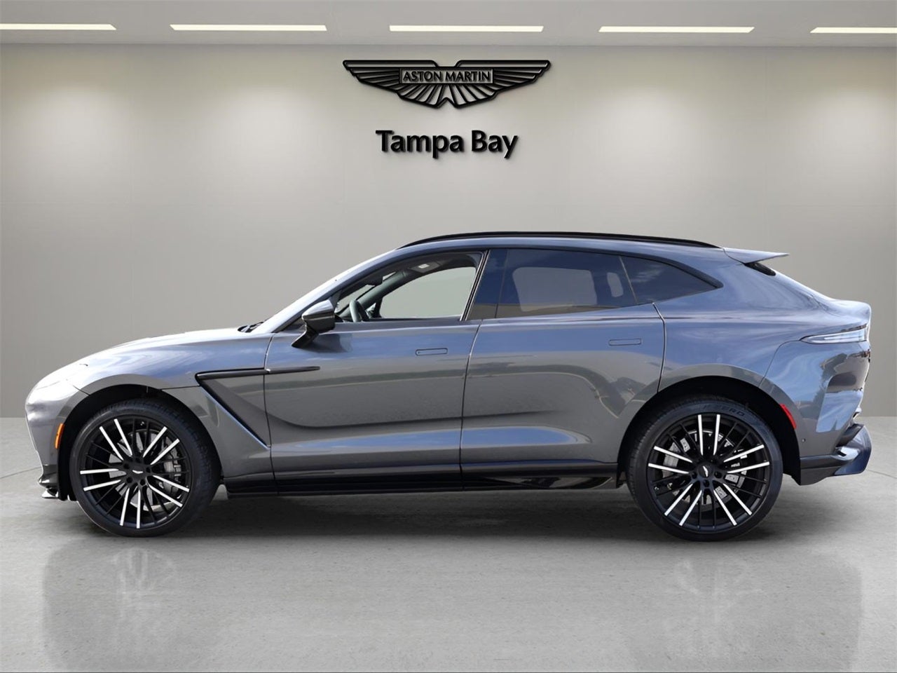 2025 Aston Martin DBX 707
