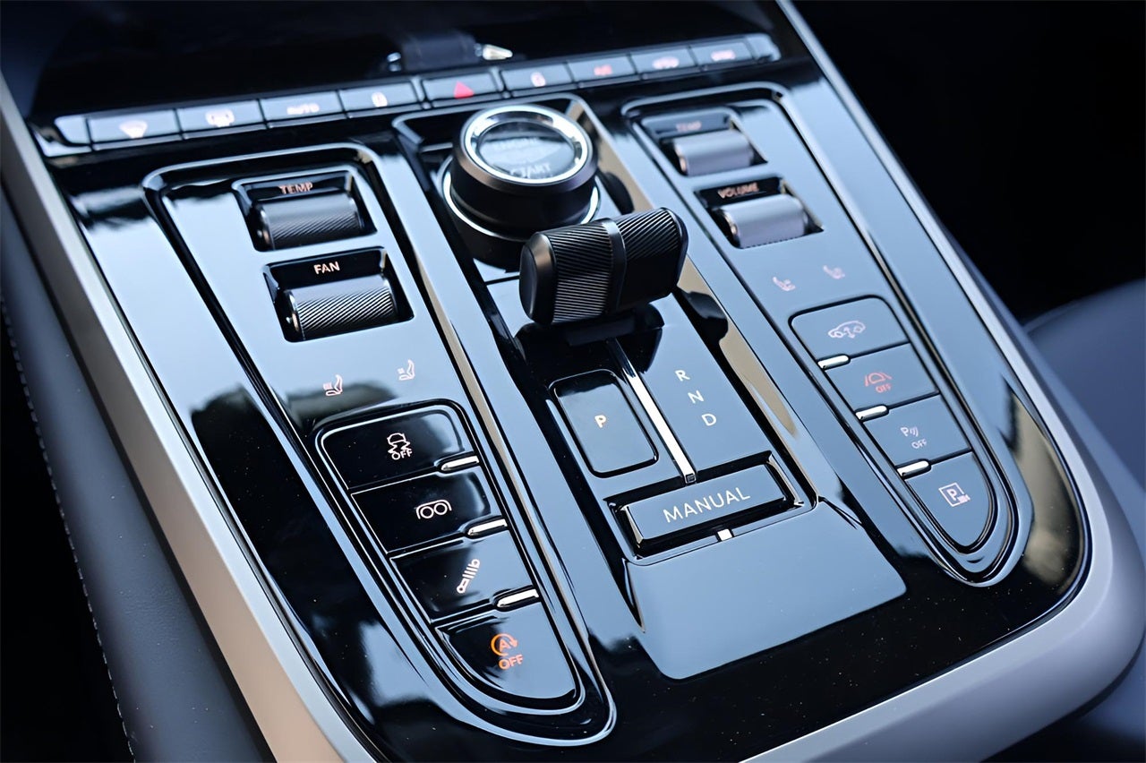 2025 Aston Martin DBX 707