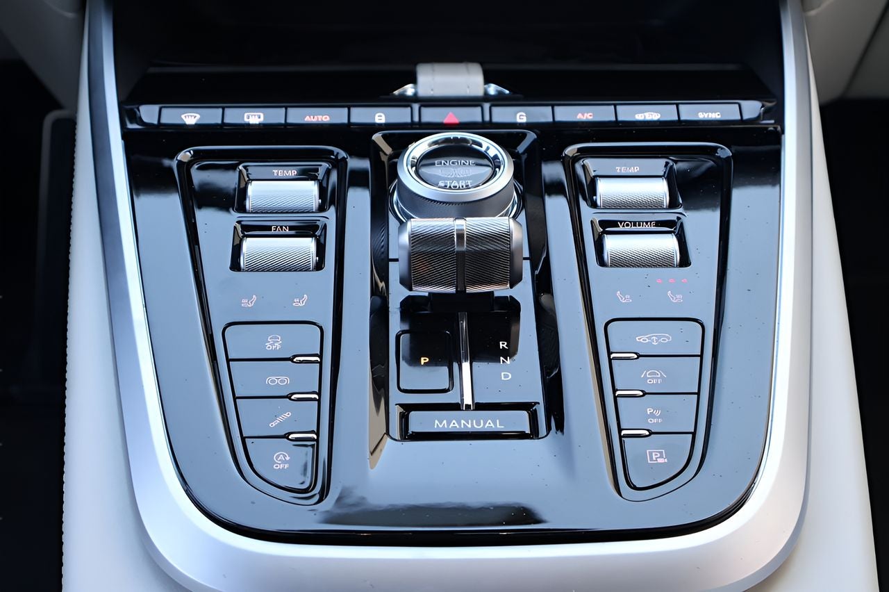 2025 Aston Martin DBX 707