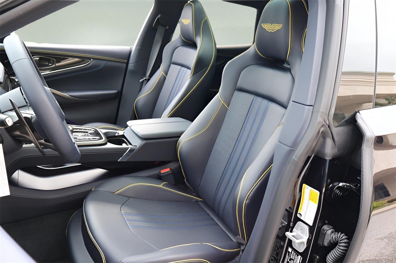 2025 Aston Martin DBX 707