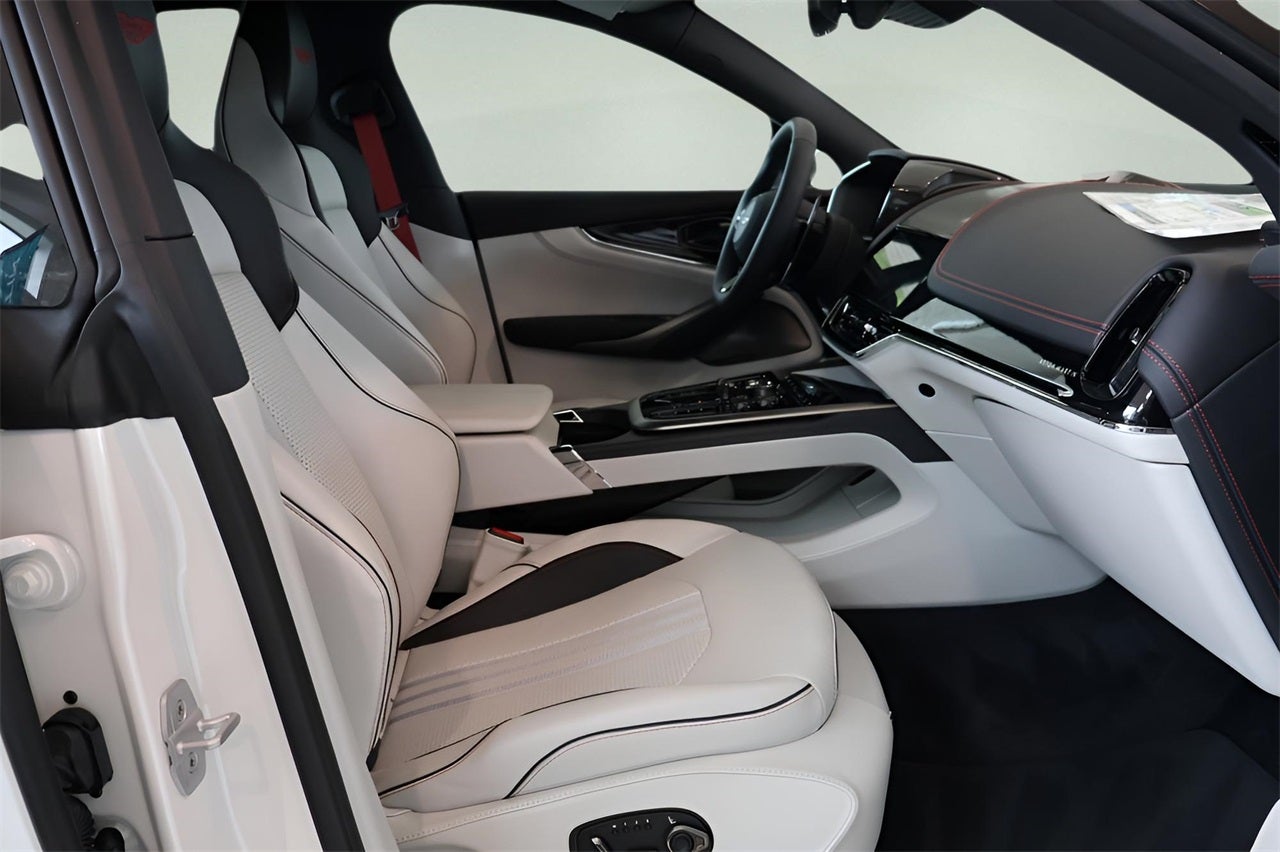 2025 Aston Martin DBX 707