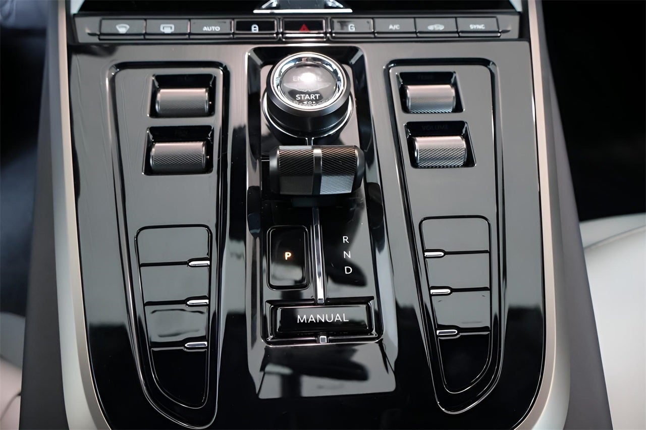 2025 Aston Martin DBX 707