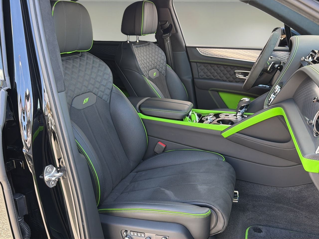 2025 Bentley Bentayga V8