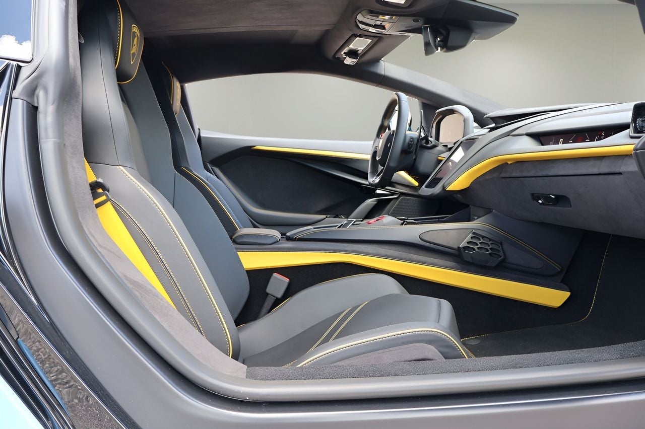 2025 Lamborghini Revuelto Base