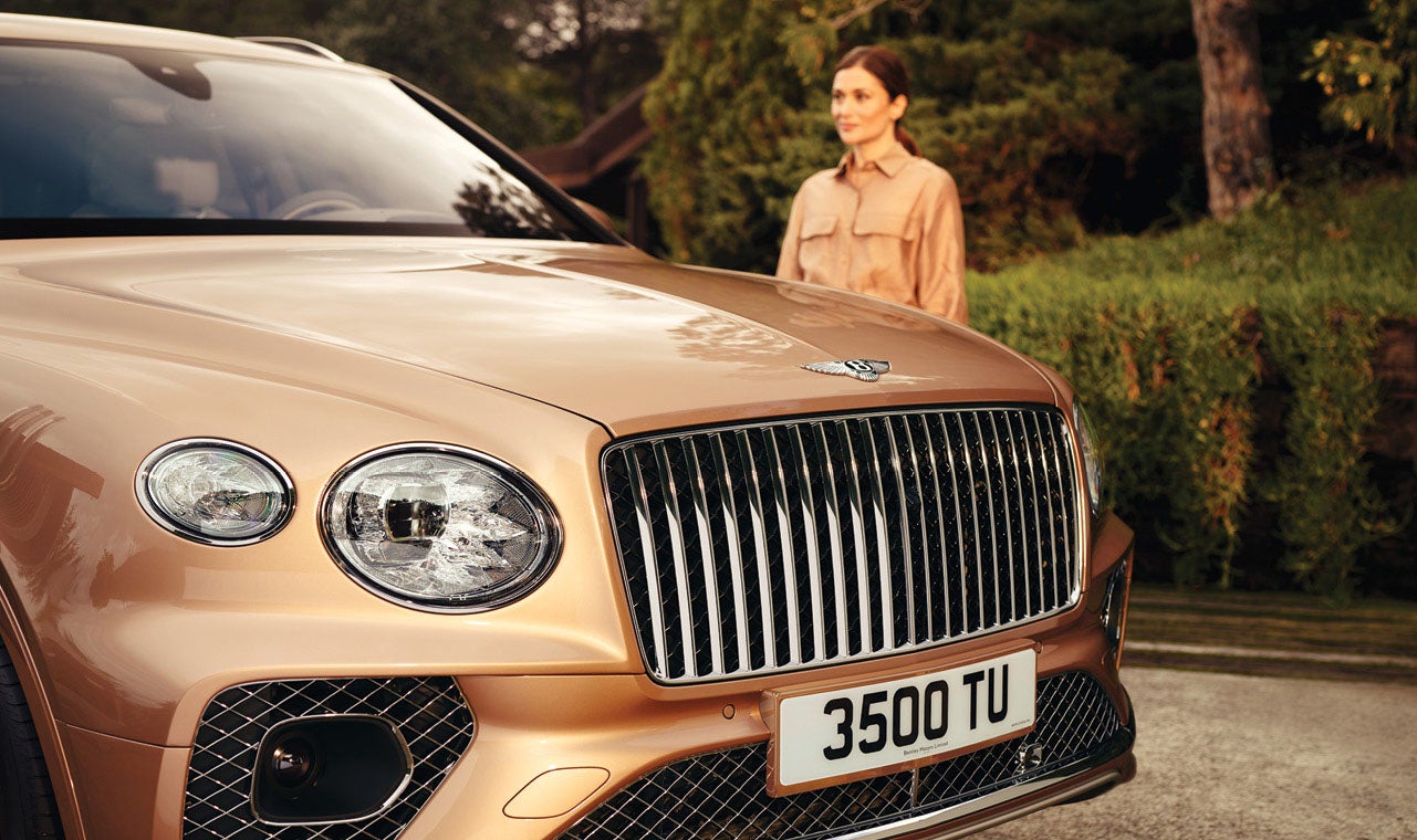 Distinctive new vertical vane grille, flanked by elliptical front lamps bearing Bentley’s signature ‘crystal cut’ design