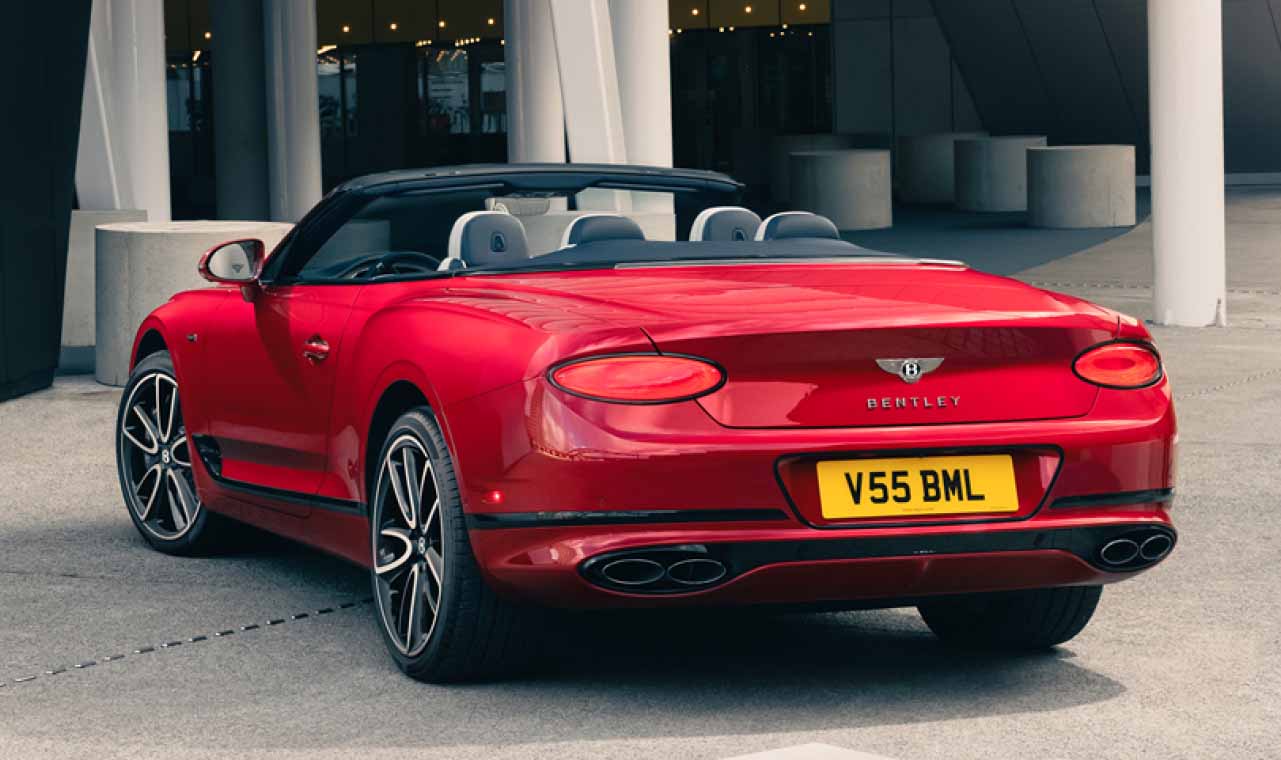 Each Edition 8 car features an
exclusive badge on the D-pillar or fenders, symbolizing its unique
status. Choose from 22" wheels with a self-levelling Bentley
‘B’ badge at the center. The Blackline Specification comes standard,
transforming chrome detailing to black for a bold look.
Alternatively, a gleaming chrome option is available.