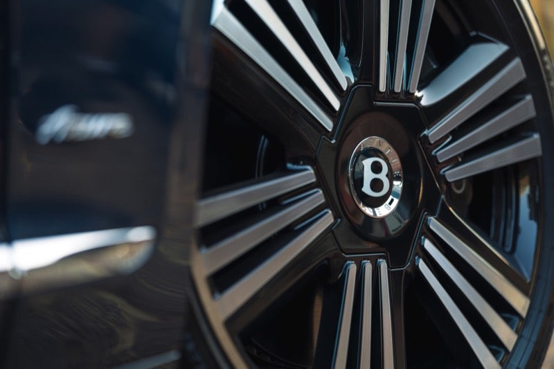 22-inch Azure wheel with self-leveling Bentley badge
