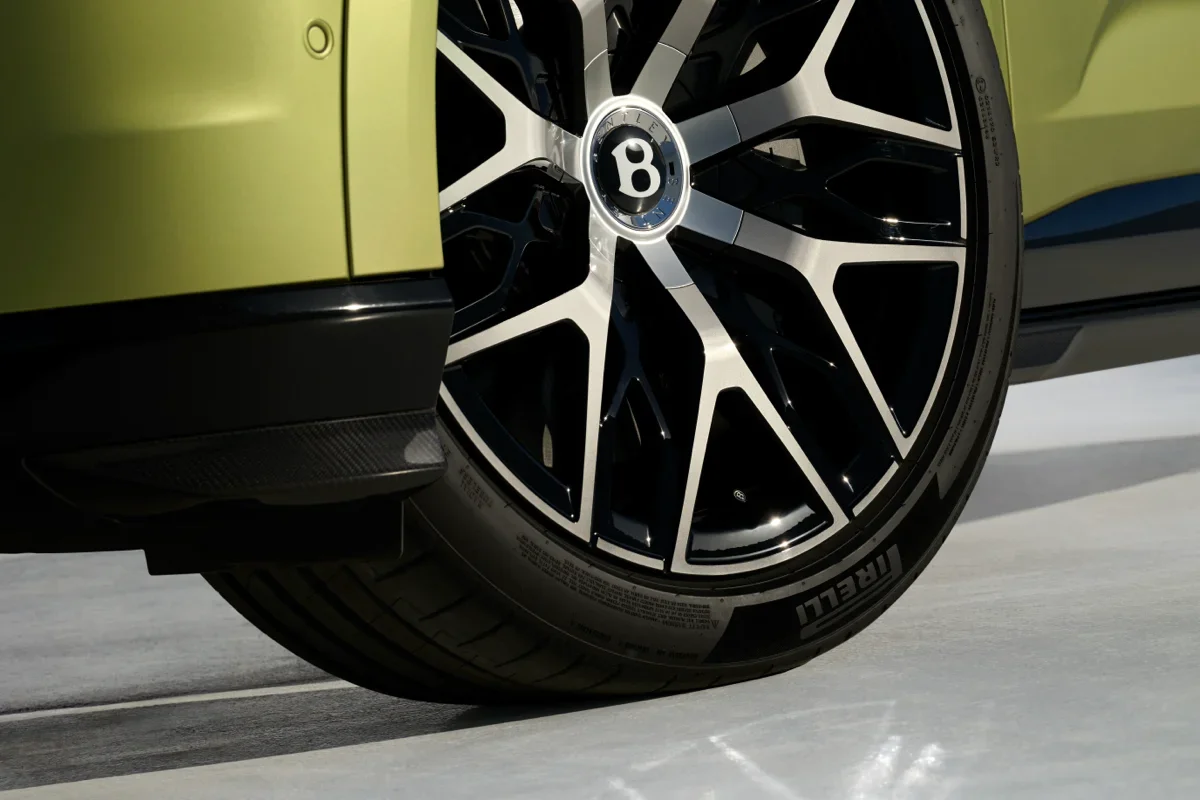 Close-up of the Bentley Torcal S 22-inch First Edition wheel and carbon fibre side sill